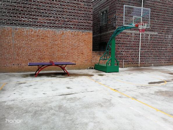 農(nóng)村同學(xué)的家庭籃球場(chǎng)